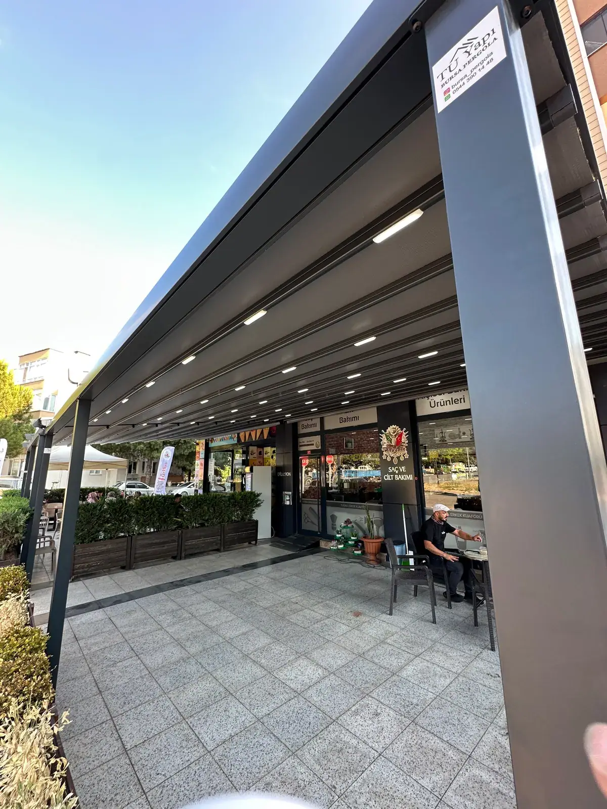 Kafe önünde gündüz açık havada motorlu pergola tente