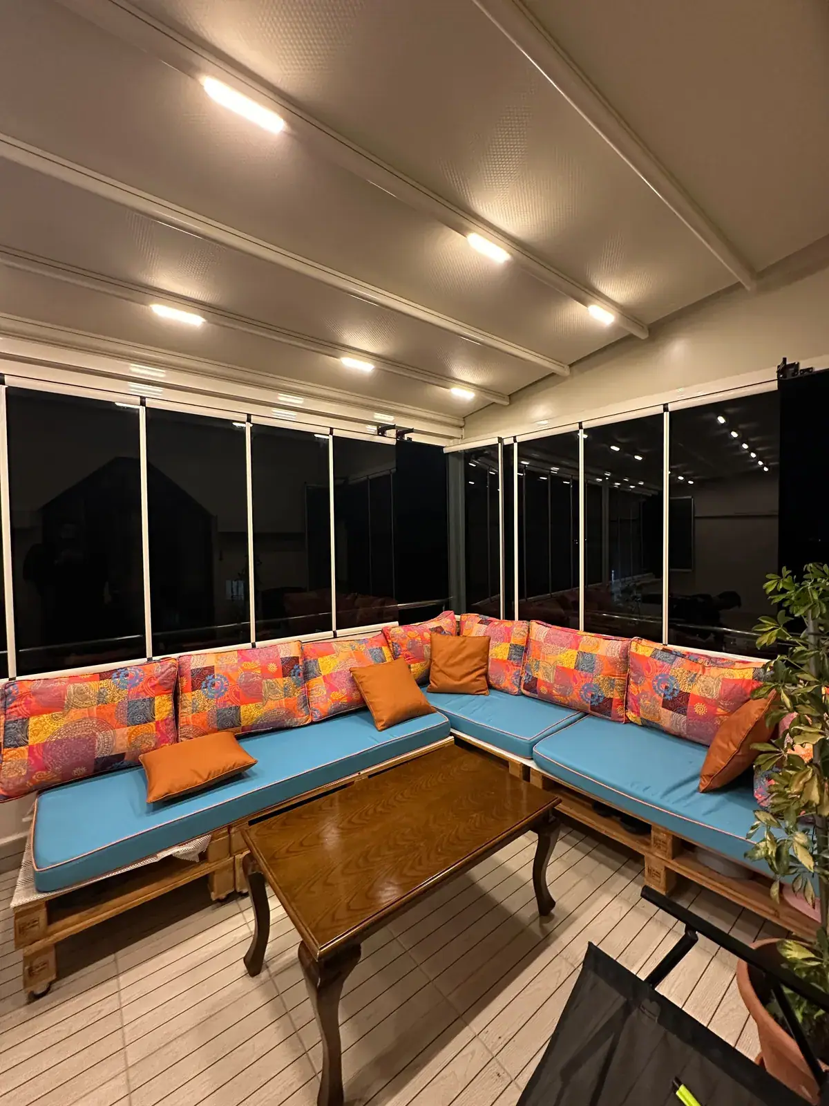 Pergola tente ve cam kapama ile oluşturulmuş kış bahçesi oturma alanı