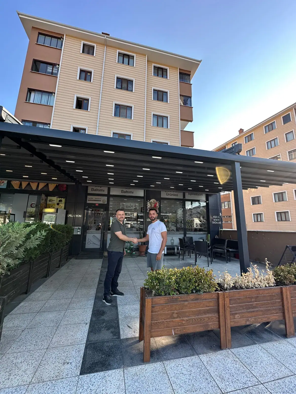 Pergola tente montajı sonrası işletme sahibiyle teslim anı