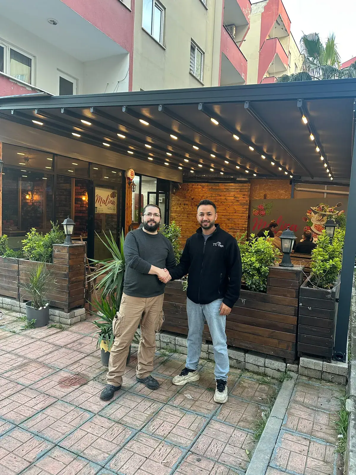 Restoran pergola tente projesinin teslimatında müşteriyle tokalaşma