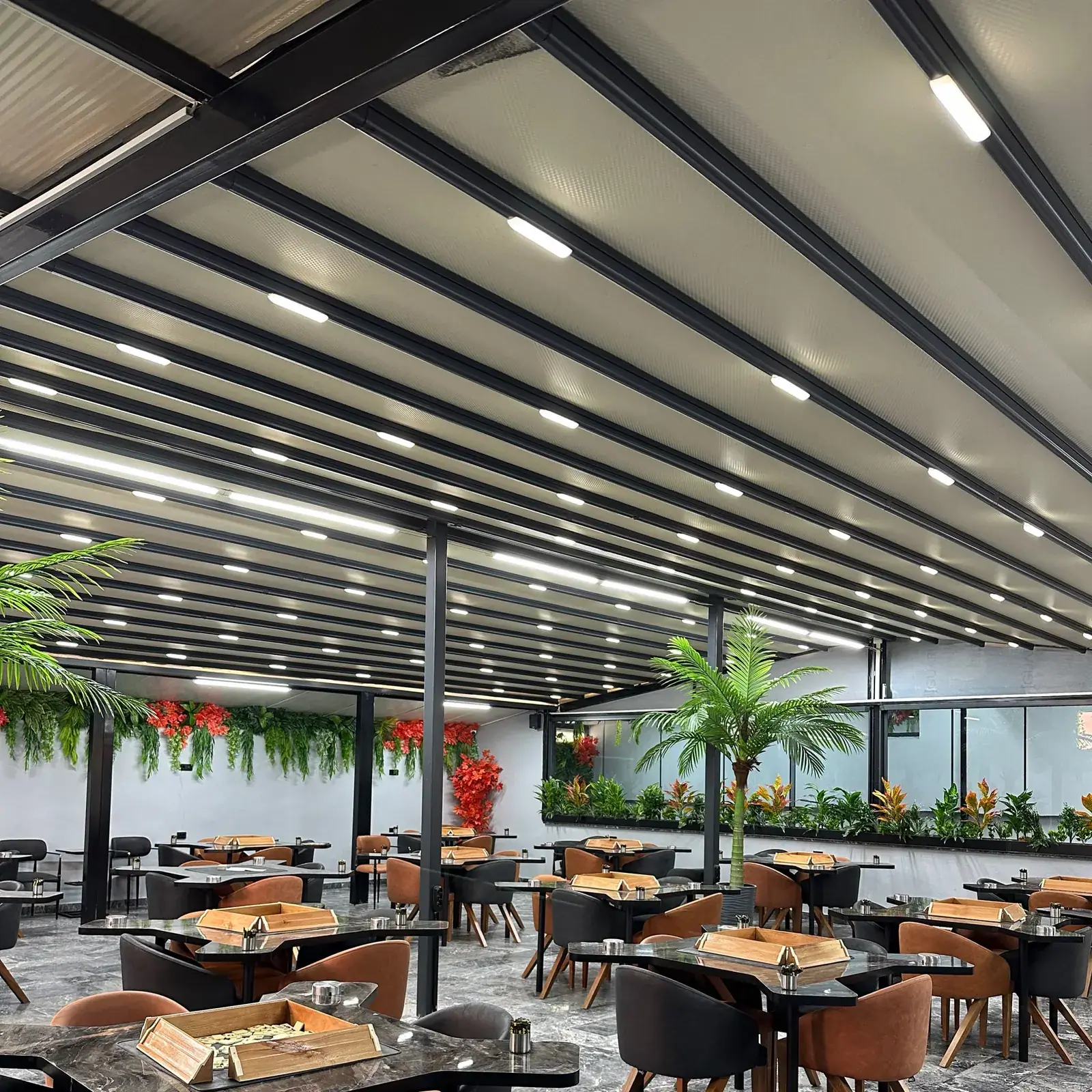 Bursa'da geniş restoran bahçesine kurulan motorlu pergola tente ve tavana gömülü LED aydınlatma